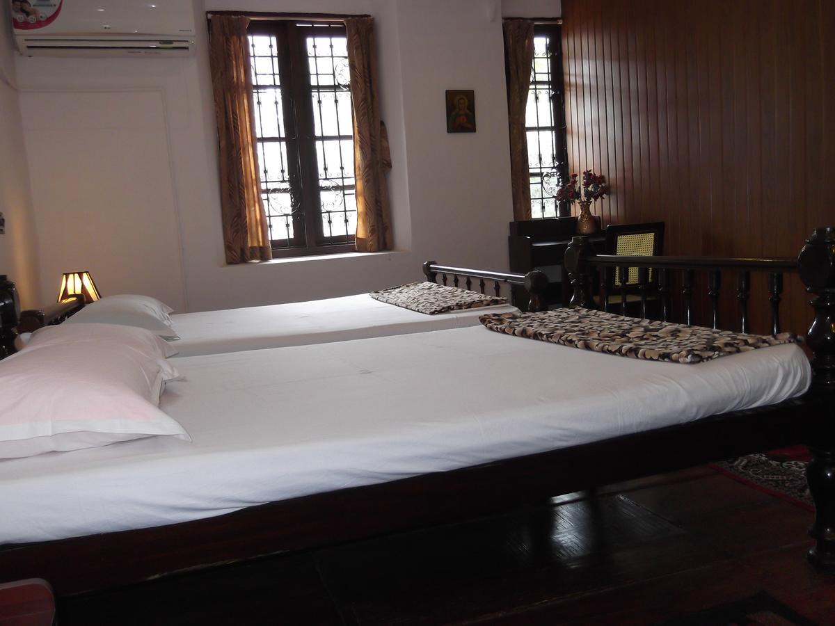 Madeleine Inn Kochi Exterior photo